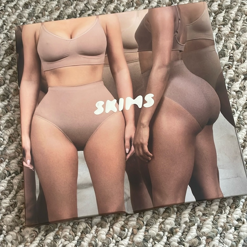 Skims mid waist brief